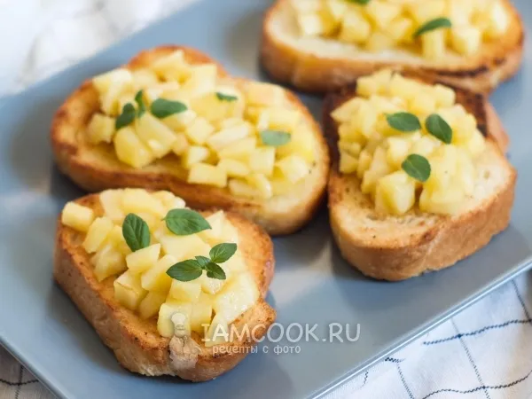 Фото готового блюда: Гренки с яблоками на сковороде