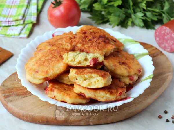 Фото блюда: Оладьи на кефире с колбасой и помидорами