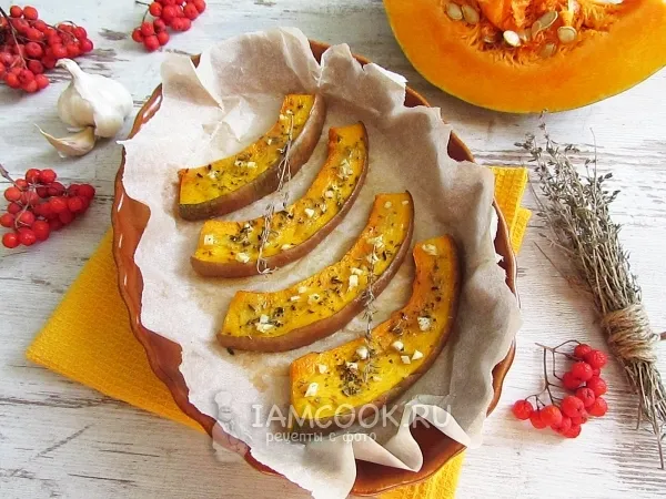 Фото готового блюда: Запеченная тыква с чесноком и травами