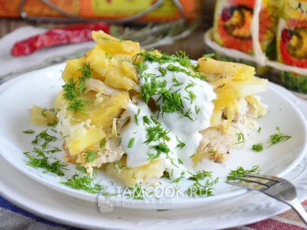Фото блюда: Картофель, запеченный с курицей в сметане