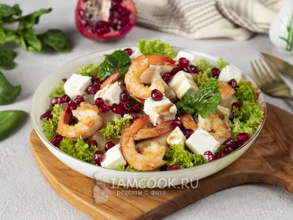 Фото готового блюда: Салат с креветками, ананасом и гранатом