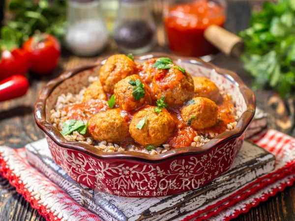 Фото готового блюда: Замороженные тефтели на сковороде (в томатном соусе)