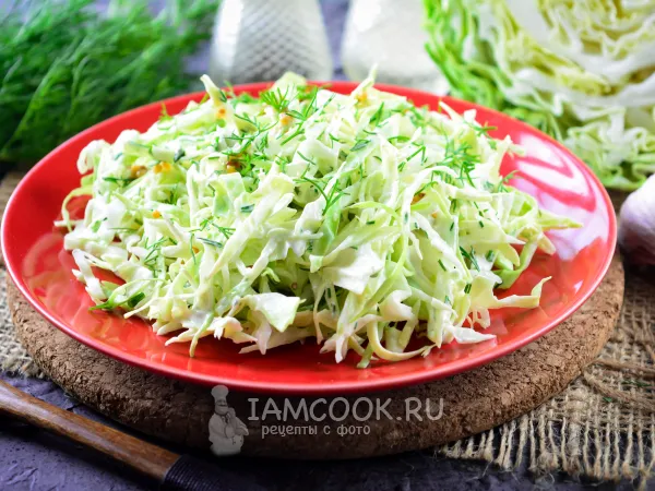Фото готового блюда: Салат из молодой капусты с майонезом