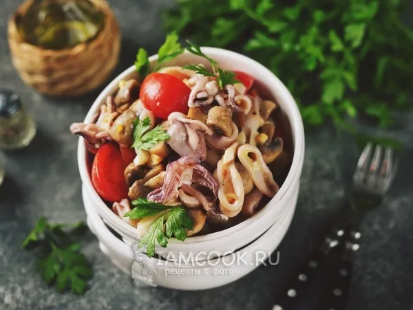 Фото блюда: Салат из кальмаров с грибами и помидорами