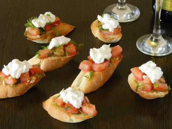 Фото готового блюда: Брускетта с помидорами и сыром