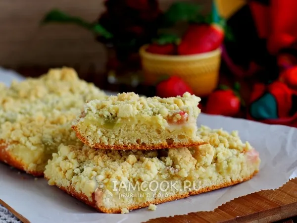 Фото готового блюда: Кухен с ревенем и штрейзелем