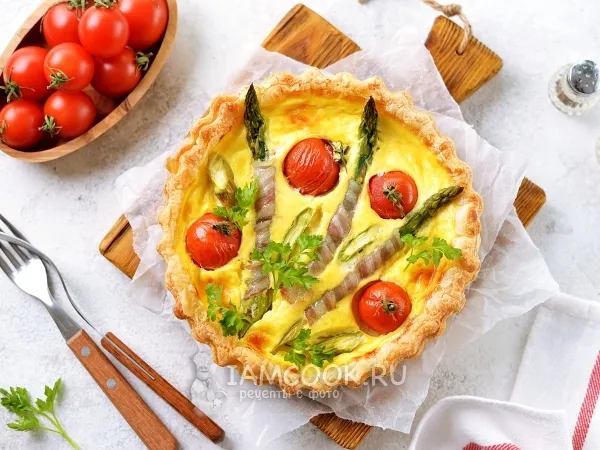 Фото готового блюда: Тарт со спаржей, беконом и помидорами