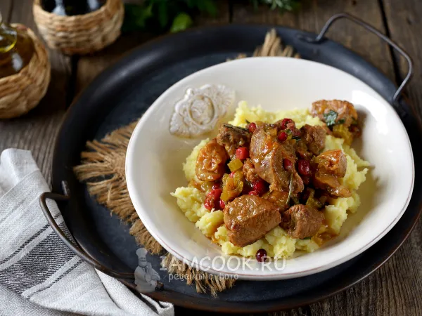Фото готового блюда: Свинина с клюквой в сковороде