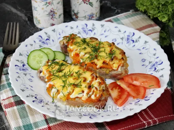 Фото готового блюда: Свинина в духовке с морковью и луком