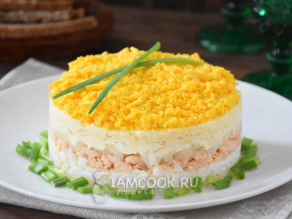 Фото готового блюда: Салат «Мимоза» с сыром (классический рецепт)