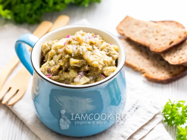 Фото готового блюда: Салат из запеченных баклажанов с чесноком