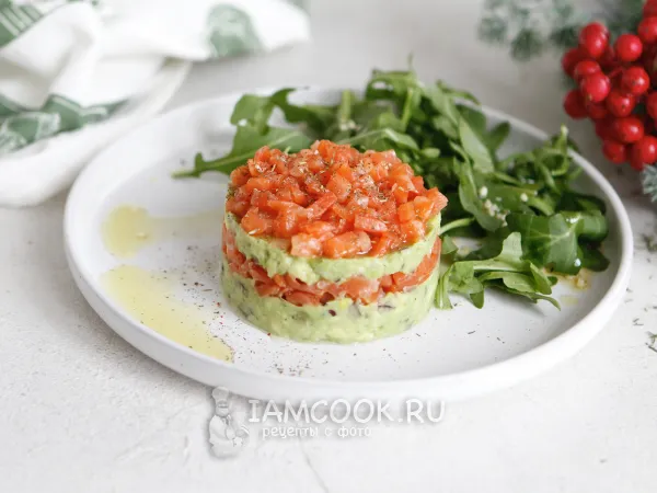 Фото блюда: Слоеный салат с авокадо и красной рыбой