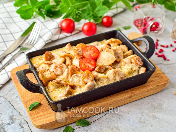 Фото блюда: Лисички с курицей в сметане на сковороде