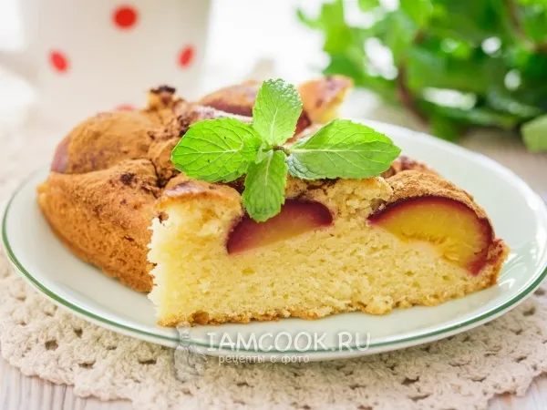 Фото готового блюда: Пирог со сливами и корицей