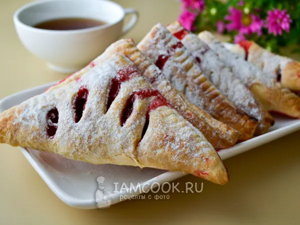 Фото готового блюда: Слойки с красной смородиной