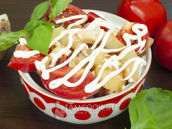 Фото готового блюда: Теплый салат с курицей и помидорами