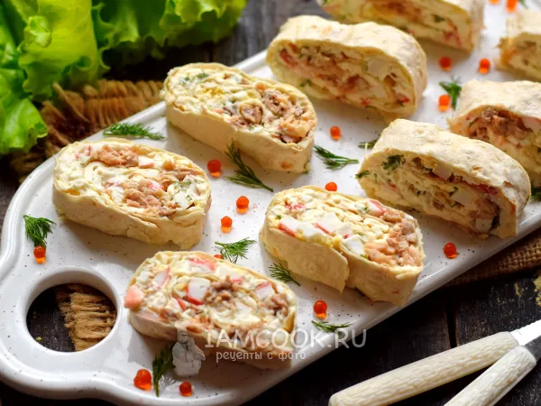 Фото готового блюда: Рулет из лаваша с консервированным лососем и крабовыми палочками