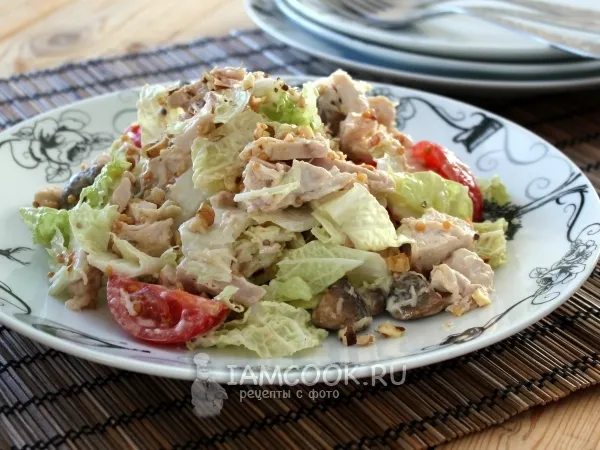 Фото готового блюда: Салат с курицей, шампиньонами и помидорами