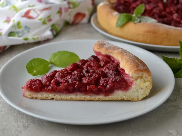 Фото блюда: Открытый пирог с малиной из дрожжевого теста