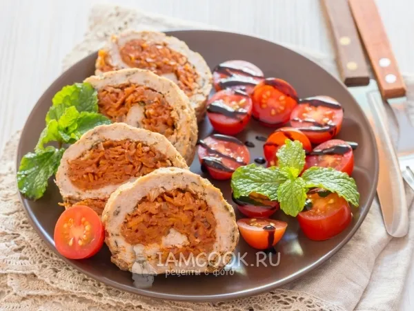 Фото готового блюда: Рулет из фарша с морковью