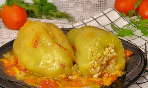 Фото готового блюда: Фаршированный перец с курицей и рисом
