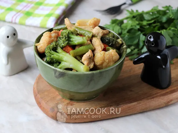 Фото готового блюда: Куриное филе с замороженными овощами на сковороде