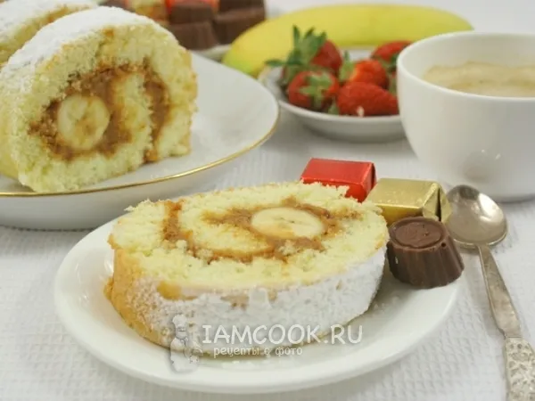 Фото готового блюда: Бисквитный рулет с бананом и сгущенкой
