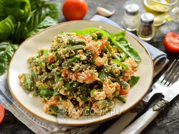 Фото блюда: Стручковая фасоль с яйцом и помидором на сковороде