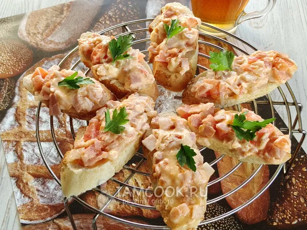 Фото блюда: Горячие бутерброды с беконом в микроволновке