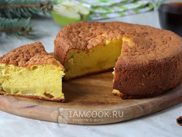 Фото готового блюда: Пышная шарлотка на сметане (с разрыхлителем)