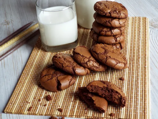 Фото готового блюда: Шоколадное печенье «Брауни» с трещинками