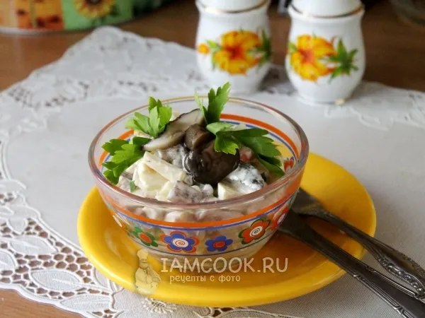 Фото блюда: Салат с маринованными грибами, яблоком и сыром