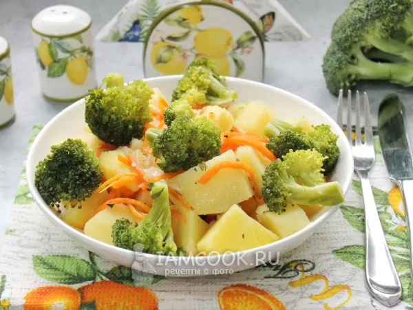 Фото готового блюда: Тушеная картошка с брокколи