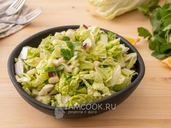Фото готового блюда: Салат из пекинской капусты с яблоком и огурцом