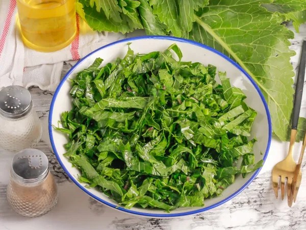 Фото готового блюда: Салат из листьев хрена