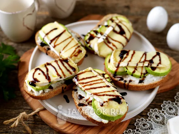 Фото готового блюда: Горячие бутерброды с сыром бри и кабачками-гриль