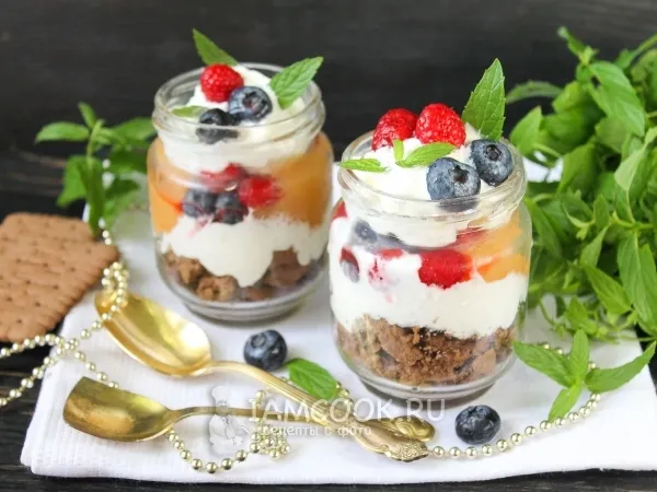 Фото готового блюда: Трайфл с печеньем, малиной и голубикой