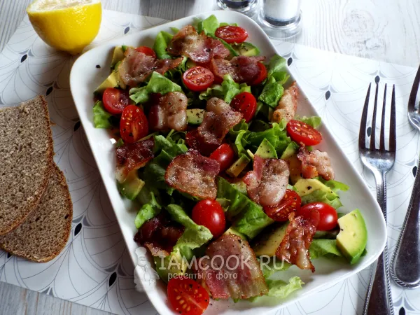 Фото готового блюда: Салат с авокадо и беконом