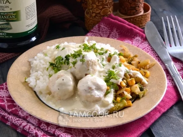 Фото готового блюда: Куриные шарики в сырно-сливочном соусе