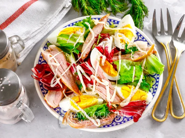 Фото блюда: Салат с копченой курицей и яйцами