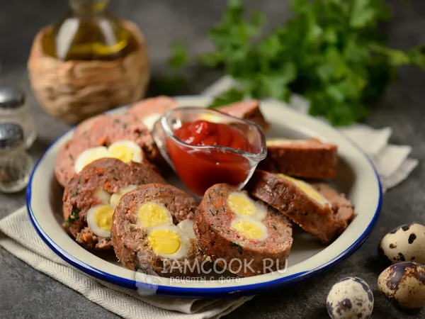 Фото готового блюда: Мясной рулет с перепелиными яйцами