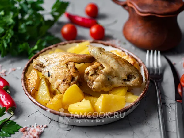 Фото блюда: Куриные крылышки с картошкой в рукаве