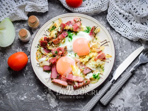 Фото готового блюда: Яичница с мясом и луком