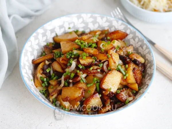 Фото готового блюда: Жареная картошка с салом в мультиварке