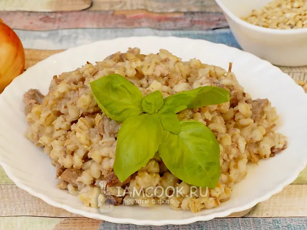Фото блюда: Перловка с тушенкой в духовке в горшочках