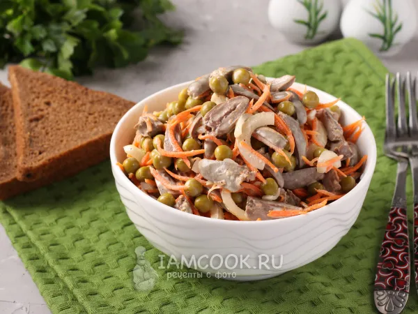 Фото блюда: Салат с куриными сердечками, морковью и горошком