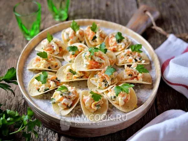 Фото блюда: Закуска на чипсах с красной рыбой, сыром и яйцами