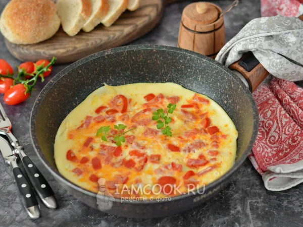 Фото блюда: Омлет с помидорами на сковороде