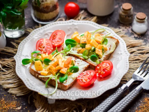 Фото готового блюда: Бутерброды с копченым сулугуни