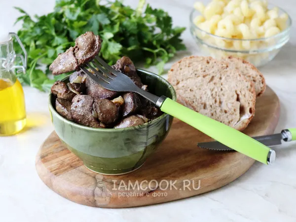 Фото готового блюда: Куриная печень с луком на сковороде (жареная)